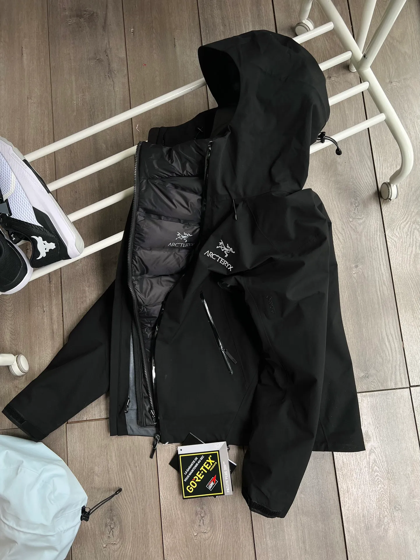 ： Size：S M L XL XXL 3XL ！ ！ logo ！ BETA LT Series！ARC‘TERYX BETA LT GORE-TEX Jacket-Men's 26844 （Yb 3D ， Tri-Durance ， ） Factory 📃 #26844 ， YKK ， ， ， 。 Beta LT ， 。 bluesign@ N 3LGORE-TEX ， Wear-Resistant， 、 Breathable， 。 Storm Hood ， Water Tight ， ， ， 。 ，VISLON ， Velcro ， Zip-in， ARC TERYX BETA： 。 LT ： ， Wear-Resistant。 GORE-TEX： 、 、Breathable 。 BRTA LT Arc’teryx ， ， ， 。
